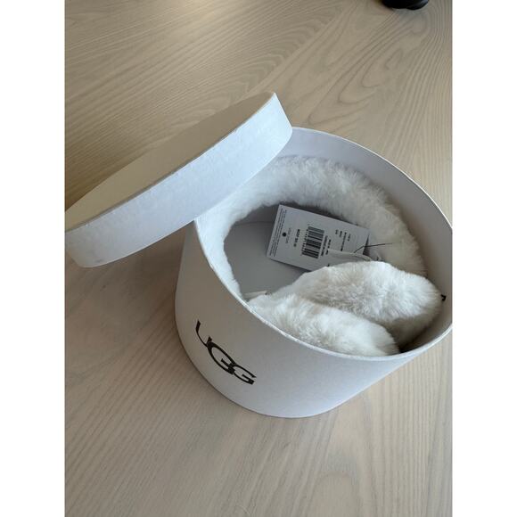 NWT Ugg White Faux Fur Earmuffs in Gift Box 
One Size Fits All 🎄🎄🎄 - Picture 4 of 8